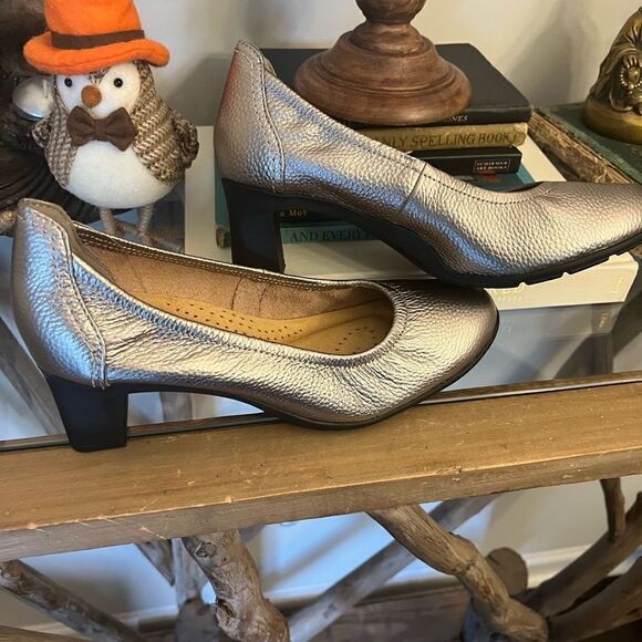 Clarks Neil’s Pearl Metallic Pewter women’s size 8.5 pumps. Brand new. No BOX - Picture 1 of 13